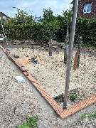 Tischlerei Hennemann - Tischlerei Hennemann Aufbau eines robusten Holzrahmens mit integrierten Metallpfosten, ideal für Terrassen- oder Außenkonstruktionen. Präzise Fundamentarbeiten und fachgerechte Vorbereitung für langlebige Outdoor-Projekte.