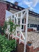 Tischlerei Hennemann - Tischlerei Hennemann Detailansicht einer individuell gefertigten Sichtschutzwand aus Holz mit dekorativer Bepflanzung. Perfekt für Gartenbau, Außenkonstruktionen und funktionale Grundstückslösungen.