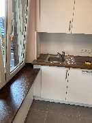 Tischlerei Hennemann - Tischlerei Hennemann Detailansicht eines modern gestalteten Küchenbereichs mit maßgefertigter Holzarbeitsplatte, integrierter Spüle und passgenauer Fensterbank für optimale Raumnutzung und hochwertige Innenausbau-Qualität.