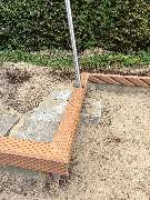 Tischlerei Hennemann - Tischlerei Hennemann detaillierte Aufnahme einer exakt gearbeiteten Holzecke mit eingelassenem Metallpfosten, zeigt präzises Handwerk für langlebige Terrassen- und Gartenkonstruktionen.