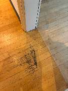 Tischlerei Hennemann - Tischlerei Hennemann deutlicher Vergleich eines Parkettbodens: oben frisch abgeschliffen und aufgehellt, unten im abgenutzten Originalzustand. Ideal zur Darstellung professioneller Parkettrenovierung, Schleifarbeiten und Oberflächen