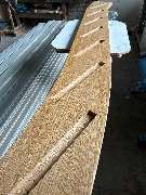 Tischlerei Hennemann - Tischlerei Hennemann elegant gearbeitete Treppenwange aus massivem Holz mit präzisen Fräsungen. Zeigt anspruchsvollen Treppenbau, Maßfertigung und hochwertige Holzbearbeitung.