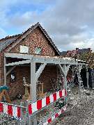 Tischlerei Hennemann - Tischlerei Hennemann Fortschreitender Carportbau mit solider Holzkonstruktion im Außenbereich. Zeigt präzise Zimmererarbeiten, Aufbauphase und strukturierte Projektumsetzung.