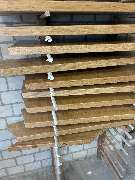 Tischlerei Hennemann - Tischlerei Hennemann frisch behandelte Holzstufen beim Trocknen in der Werkstatt. Ideal zur Darstellung professioneller Oberflächenbehandlung, Lackierung und Fertigung von Treppenstufen.