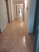 Tischlerei Hennemann - Tischlerei Hennemann glänzend versiegelter Boden nach vollständiger Schleif- und Versiegelungsarbeit. Dokumentiert hochwertige Bodenrenovierung, Oberflächenfinish und langlebige Schutzbeschichtung.