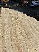 Tischlerei Hennemann - Tischlerei Hennemann Großflächig montierte Holzbretter auf Carportdach zeigen Handwerkspräzision im Holzbau. Ideal für Projekte im Außenbereich, Dachaufbau und langlebige Holzkonstruktionen.