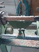 Tischlerei Hennemann - Tischlerei Hennemann Holzrohling im Drechselprozess zeigt präzise Vorarbeiten für Geländerstäbe oder dekorative Bauteile. Perfekt für traditionelle Holzbearbeitung und individuelle Maßfertigungen.