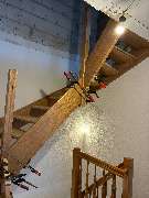 Tischlerei Hennemann - Tischlerei Hennemann Holztreppe im Ausbau zeigt präzise Montagearbeiten mit Schraubzwingen. Ideal für hochwertige Treppensanierungen, Innenausbauarbeiten und passgenaue Maßanfertigungen im Wohnbereich.