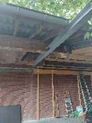 Tischlerei Hennemann - Tischlerei Hennemann kombinierte Holz- und Stahlkonstruktion beim Umbau eines Carports. Zeigt strukturelle Verstärkungen, präzise Montagearbeiten und professionellen Außenbau.