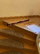 Tischlerei Hennemann - Tischlerei Hennemann laufende Treppenrenovierung mit Werkzeugen und Messgeräten, Fokus auf präziser Ausrichtung und fachgerechter Sanierung für langlebige und sichere Treppenlösungen.