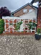 Tischlerei Hennemann - Tischlerei Hennemann maßgefertigter Holz-Sichtschutz mit dekorativer Bepflanzung. Ideal zur Darstellung individueller Gartenlösungen, Außenelemente und wetterbeständiger Holzarbeiten.