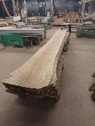 Tischlerei Hennemann - Tischlerei Hennemann massive Holzbohlen auf Transportwagen in einer voll ausgestatteten Werkstatt. Ideal zur Darstellung von Rohmaterial, Zuschnittvorbereitung und handwerklicher Fertigung im Möbel- und Innenausbau.