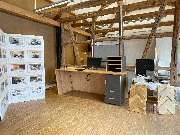 Tischlerei Hennemann - Tischlerei Hennemann Moderner Arbeitsplatz mit individuell gefertigtem Holzschreibtisch und Regalsystem. Ideal für maßgeschneiderte Innenraumlösungen, Büroeinrichtungen und hochwertige Holzarbeiten.