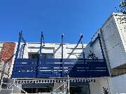 Tischlerei Hennemann - Tischlerei Hennemann neu errichteter Holz-Balkon in kräftigem Blau, ideal zur Darstellung von Außenkonstruktionen, Holzschutz und maßgefertigtem Außenbau.