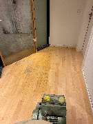 Tischlerei Hennemann - Tischlerei Hennemann Parkettboden im stark abgenutzten Zustand vor der Renovierung. Verdeutlicht typische Vorher-Situation bei Parkettaufarbeitung, Abschleifen und Neuversiegelung hochwertiger Holzböden.