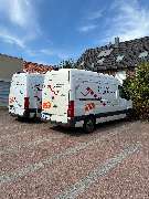 Tischlerei Hennemann - Tischlerei Hennemann Rückansicht zweier Servicefahrzeuge mit deutlich sichtbarer Ausstattung, ideal zur Präsentation mobiler Einsatzbereitschaft und Handwerksservice vor Ort.