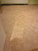 Tischlerei Hennemann - Tischlerei Hennemann Saniertes Mosaikparkett nach Abschleifen und Oberflächenbehandlung. Gleichmäßige Holzstruktur und klare Linien zeigen professionelle Aufarbeitung für langlebige Bodenqualität.