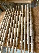 Tischlerei Hennemann - Tischlerei Hennemann sorgfältig gedrechselte Holzspindeln mit feiner Profilierung, perfekt für Geländer, Treppen oder dekorative Innenbauelemente in hochwertiger Handwerksqualität.