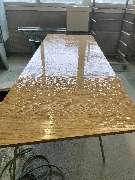 Tischlerei Hennemann - Tischlerei Hennemann sorgfältig lackierte Holzoberfläche auf einer Werkbank, ideal zur Darstellung präziser Holzbearbeitung, Oberflächenveredelung und professioneller Verarbeitung im Möbel- und Innenausbau.