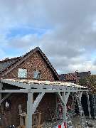 Tischlerei Hennemann - Tischlerei Hennemann Stabiler Holz-Carport im Bauprozess mit sichtbarer Unterkonstruktion. Ideal zur Darstellung von Carportbau, Holzbauprojekten und maßgeschneiderten Außenkonstruktionen.