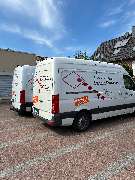 Tischlerei Hennemann - Tischlerei Hennemann zwei ausgestattete Handwerkerfahrzeuge auf Parkplatz, Symbol für mobilen Service, Zuverlässigkeit und professionelle Projektabwicklung.