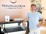 Traumlächeln Berlin - Dr. Felix Schneiderhan am Empfang der Praxis Traumlächeln Berlin