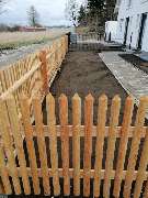 Ulrich Krummel Haus- & Gartendienste, Garten- & Landschaftsbau - Zaun aus Lärchenholz mit Pflastereingang