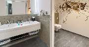 V8 Hotel Motorworld Region Stuttgart, BW Premier Collection by Best Western - Themeroom British Racing Bathroom