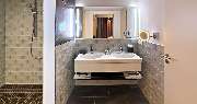 V8 Hotel Motorworld Region Stuttgart, BW Premier Collection by Best Western - Themeroom Gulf Bathroom