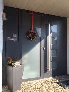 Vordermayer Wohnen mit Glas GmbH - Haustür Aluminium mit Seitenteil und integriertem Briefkasten