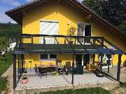 Vordermayer Wohnen mit Glas GmbH - Terrassenüberdachung mit Dachüberstand und Balkongeländer aus Aluminium