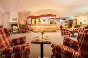 Lobby mit Rezeption und gemütlichen Sitzbereichen