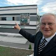 Peter Witteczek, ehemaliger Vorstandsvorsitzender, vor dem Werk Münsingen