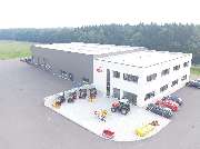 Weber Dach & Wand GmbH - Halle und Büroabdichtung in Oederan
Dach:	1.020m² Trapezblech 0,88mm, EPS Dämmung 160mm, PVC Dachbahn 
	Polycarbonatlichtband (Länge: 18m)
	Innenentwässerung
Wand: 	860m² Sandwichwand graualuminium microliniert 100mm PU-Dämmkern