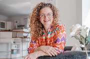 Webstudio Dresden - Webstudio Dresden Fröhliches Portrait einer Frau mit Locken und Brille, natürliche Ausstrahlung und positive Stimmung.
