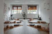 Webstudio Dresden - Webstudio Dresden Heller Seminarraum mit Meditationsmatten und Kissen, ideal für Workshops, Yoga und Achtsamkeit.