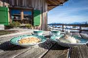 Weltcup-Hütte Ofterschwang - Germknödel, Apfelstrudel und Kaffee auf der Terrasse der Weltcup-Hütte.