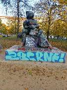 Wosgien Graffitibeseitigung - Betina & Achim Bronzestatur auf Natursteinsockel