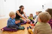 WunderMusikSchule - Bei der Musikalischen Früherziehung sitzen wir im Kreis.