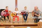 WunderMusikSchule - Eine Aufführung einer Kleingruppe im Fach Gitarre bei einem Musikschulfest
