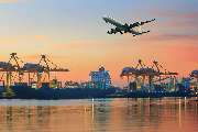 XDS Logistics / X-Press Delivering Solutions GmbH & Co. KG - Flugzeug über einem Hafen