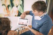 Zahnärzte Neukranz & Bürklin – Praxis für ästhetische Zahnmedizin Bad Soden - Zahnarzt mit Patient bei Neukranz & Bürklin – Praxis für ästhetische Zahnmedizin Bad Soden
