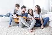 Zahnarzt Dr. Priska Elisabeth Wolf Maxvorstadt München - Familie mit strahlend weißen Zähnen - Zahnarztpraxis Dr. Priska Elisabeth Wolf Maxvorstadt München