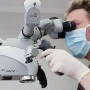 Zahnarzt Dr. Gottwald am Zeiss OP Mikroskop, Endodontie
