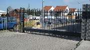 Zaun Kiefer GmbH - Freitragendes Schiebetor Typ Delta Atlas  mit Zaunfeld und Sichtschutzzaun Typ Prolife in Schwetzingen
