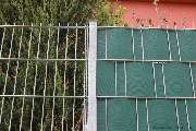 Zaunbau Schubert - Zaunbau_Schubert_DoppelstabGitterzaun_mit_Sichtschutzstreifen_gruen