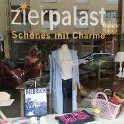 Ein Blick ins Schaufenster vom zierpalast