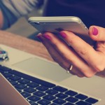 Handy checken, E-Mails lesen